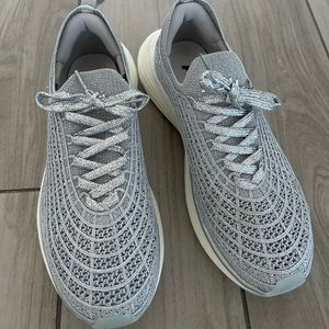 APL tech loom zip line metallic never worn size 7.5